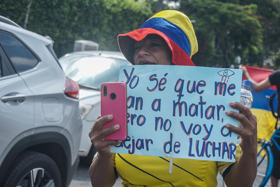Puede ser una imagen de una o varias personas, personas de pie, al aire libre y texto que dice "Yo S&eacute; que me an a ero no matar voy ejar de LUCHAR"