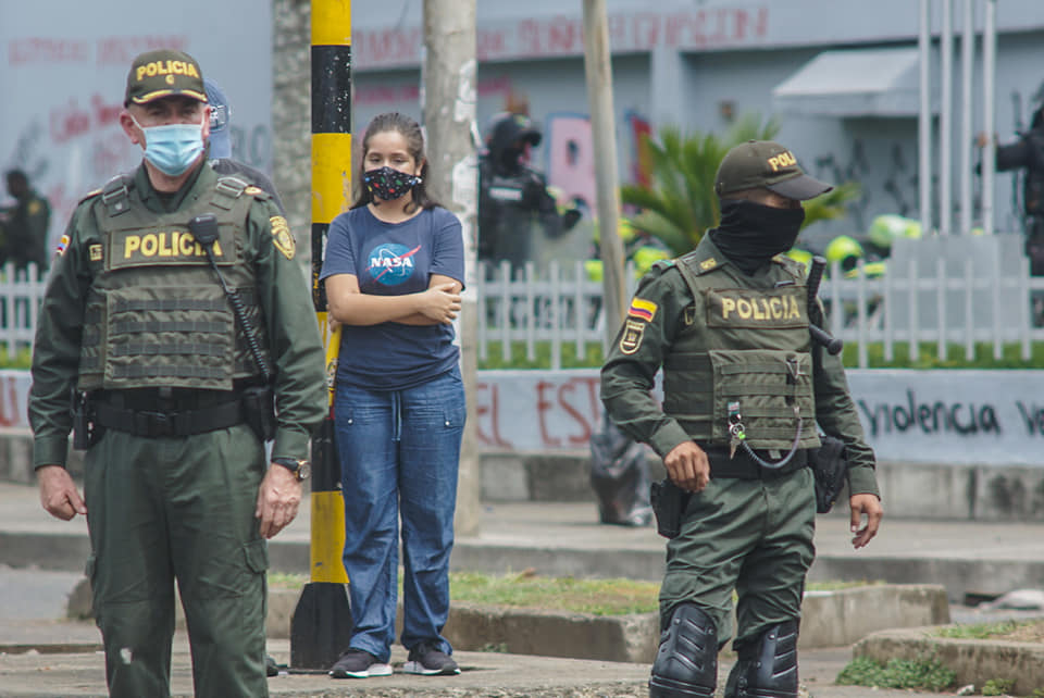 Puede ser una imagen de una o varias personas, personas de pie y al aire libre