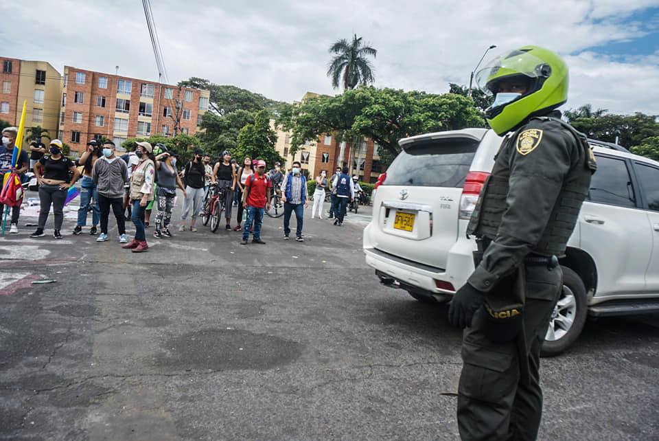 Puede ser una imagen de una o varias personas, personas de pie, moto y carretera