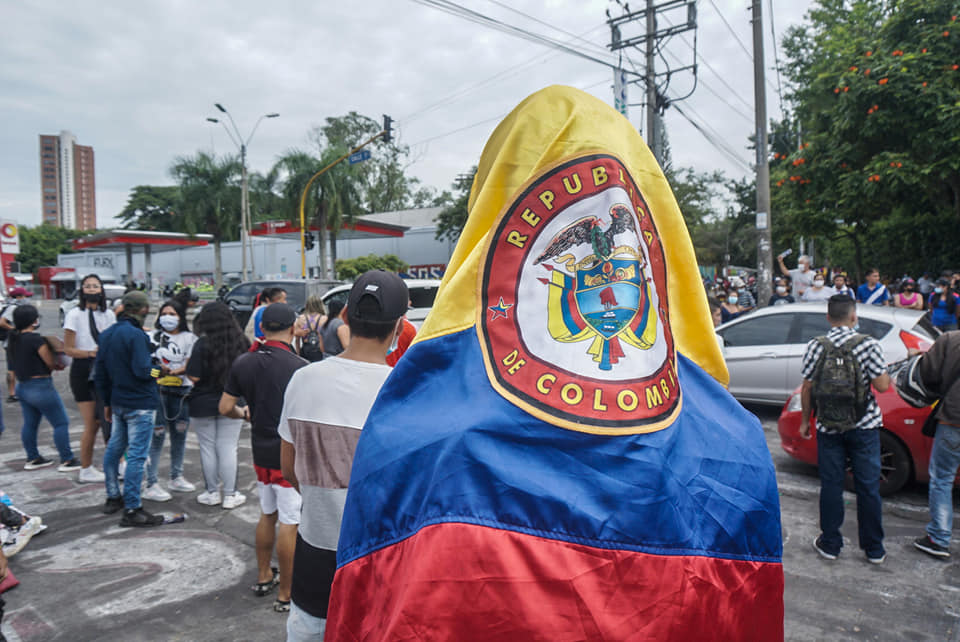 Puede ser una imagen de una o varias personas, personas de pie y al aire libre