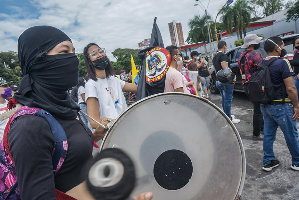 Puede ser una imagen de 1 persona, de pie, platillo y al aire libre