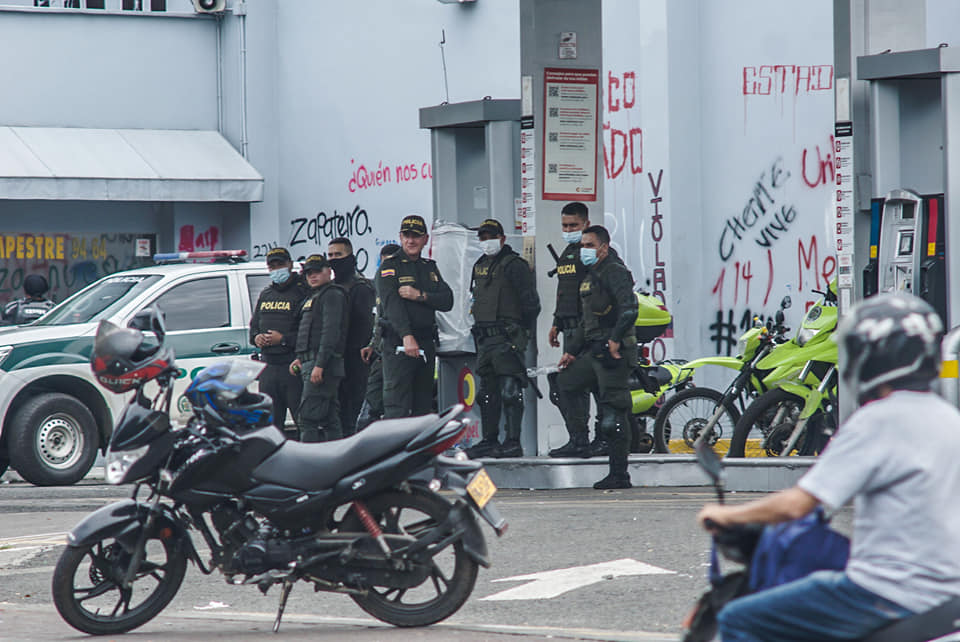 Puede ser una imagen de una o varias personas, personas de pie y calle