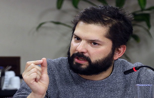 Chile. Gabriel Boric fue increpado por familiares y amigos de detenidos del estallido social en su visita a la cárcel Santiago 1