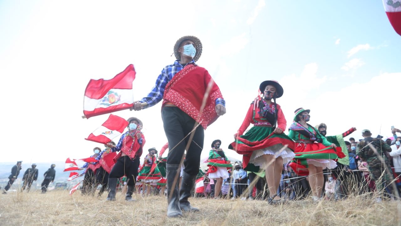 Puede ser una imagen de 3 personas, personas de pie y al aire libre