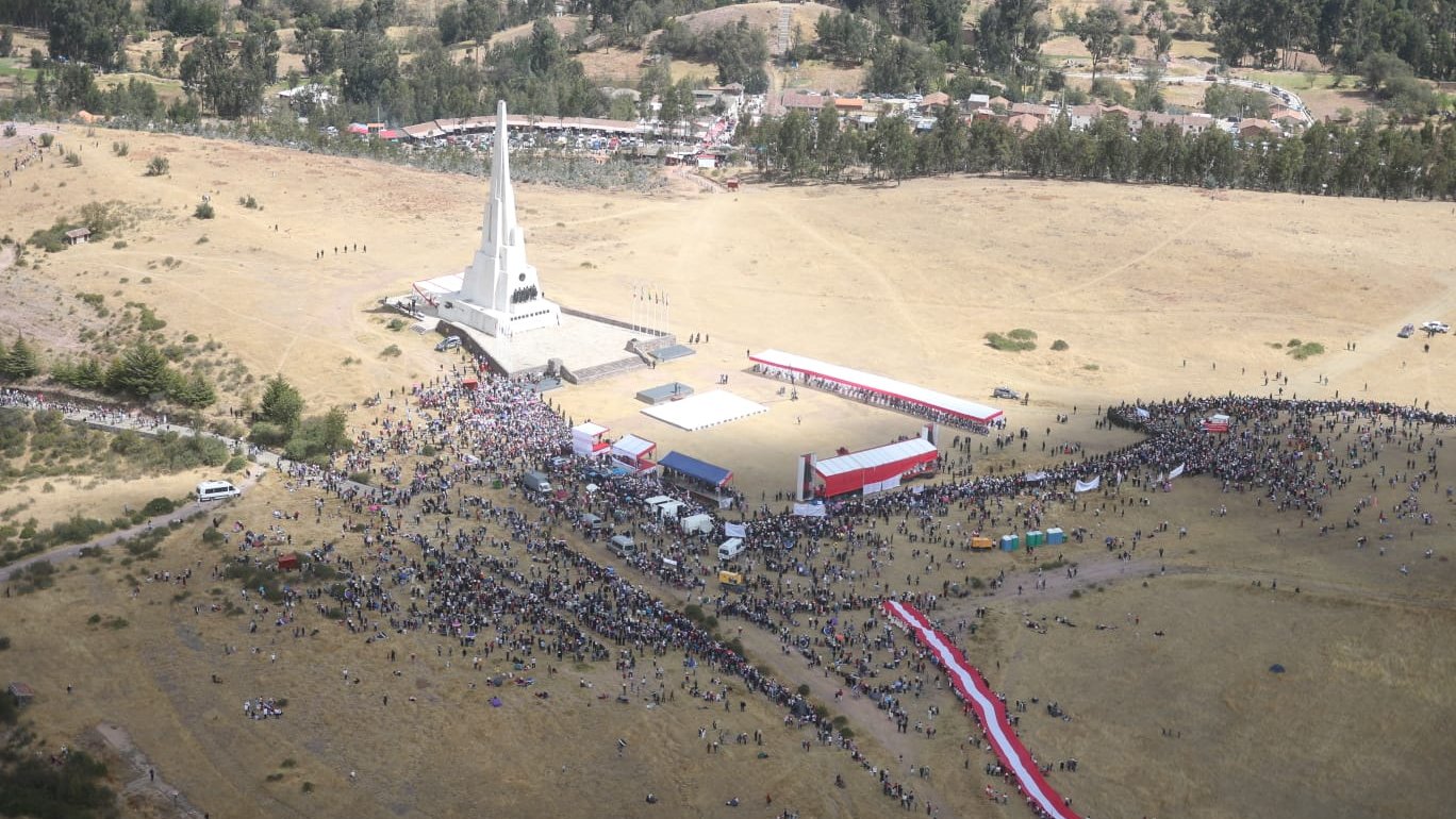 Puede ser una imagen de una o varias personas, personas de pie y al aire libre