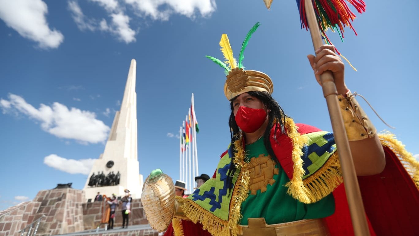 Puede ser una imagen de 1 persona, de pie y al aire libre