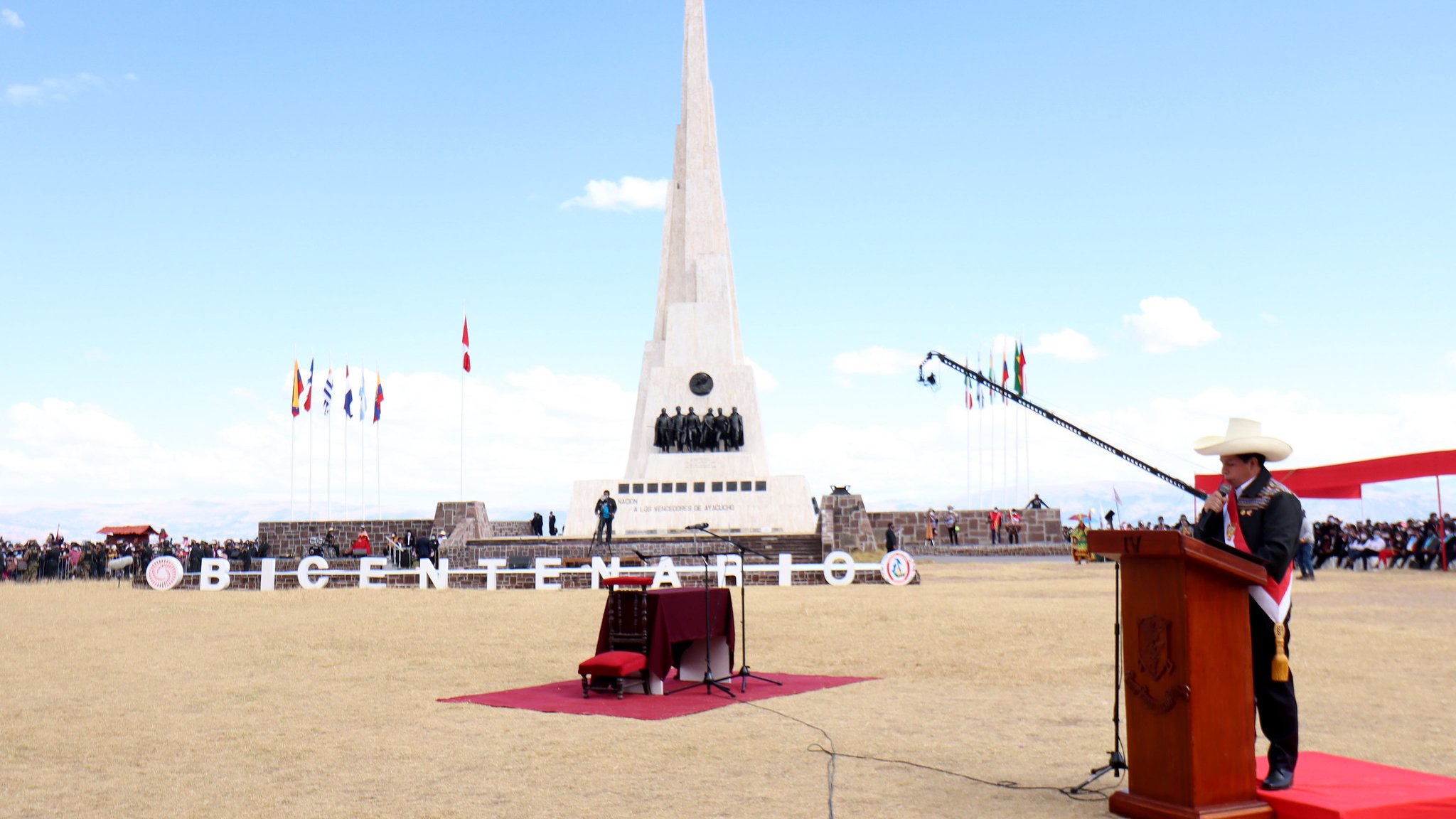 Puede ser una imagen de al aire libre y monumento