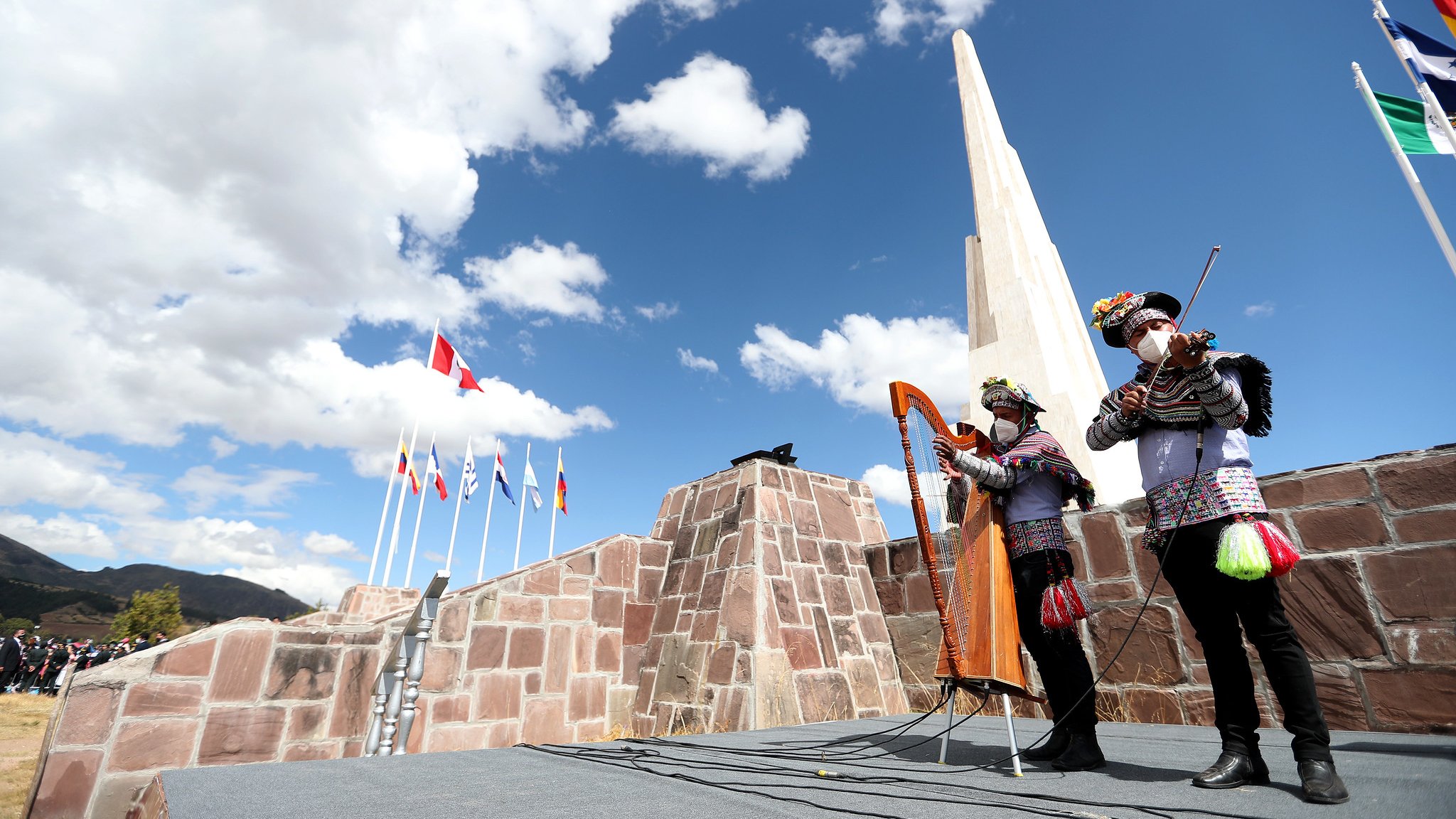 Puede ser una imagen de de pie, al aire libre y monumento