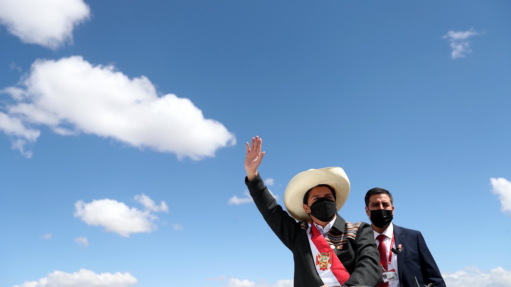 Puede ser una imagen de 1 persona, de pie y cielo