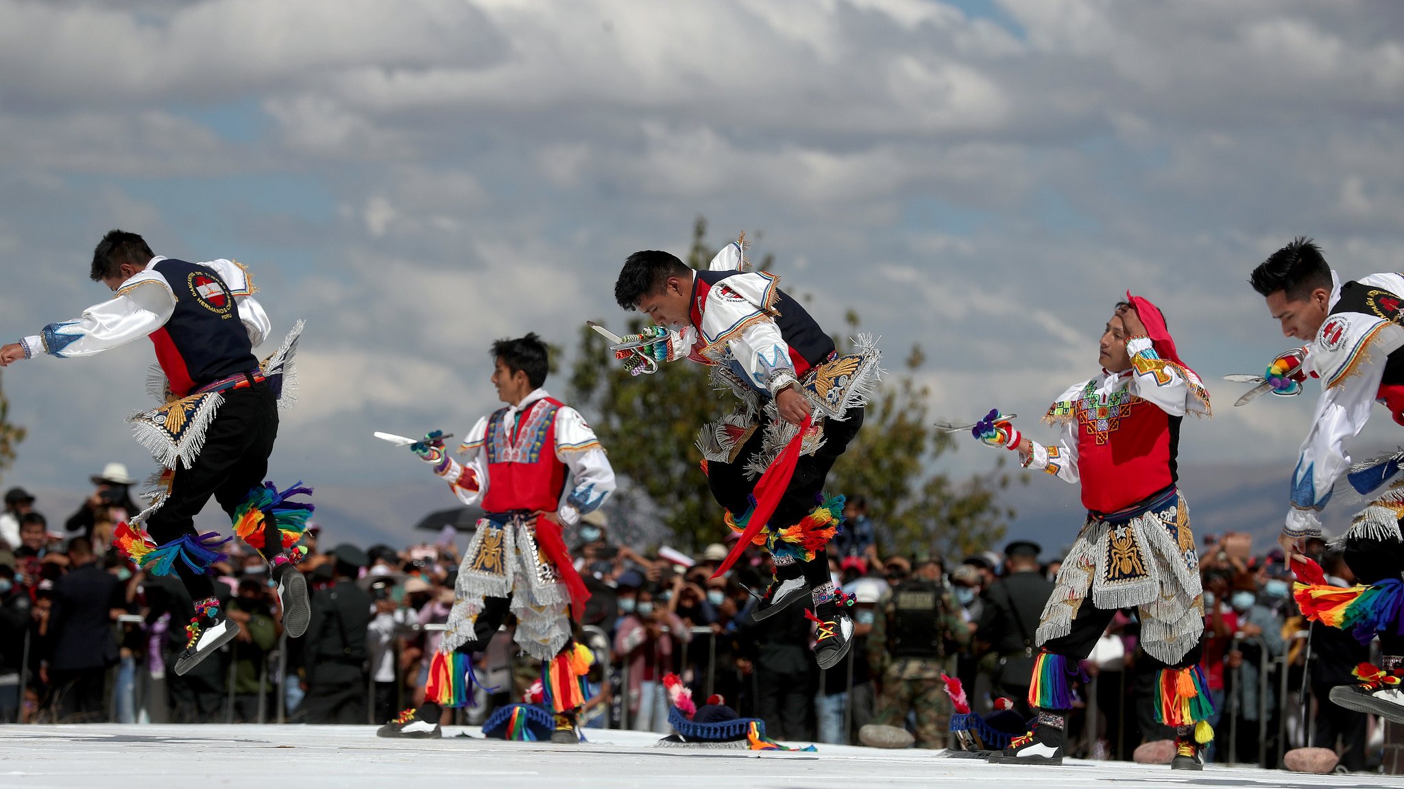 Puede ser una imagen de 4 personas, personas de pie y al aire libre