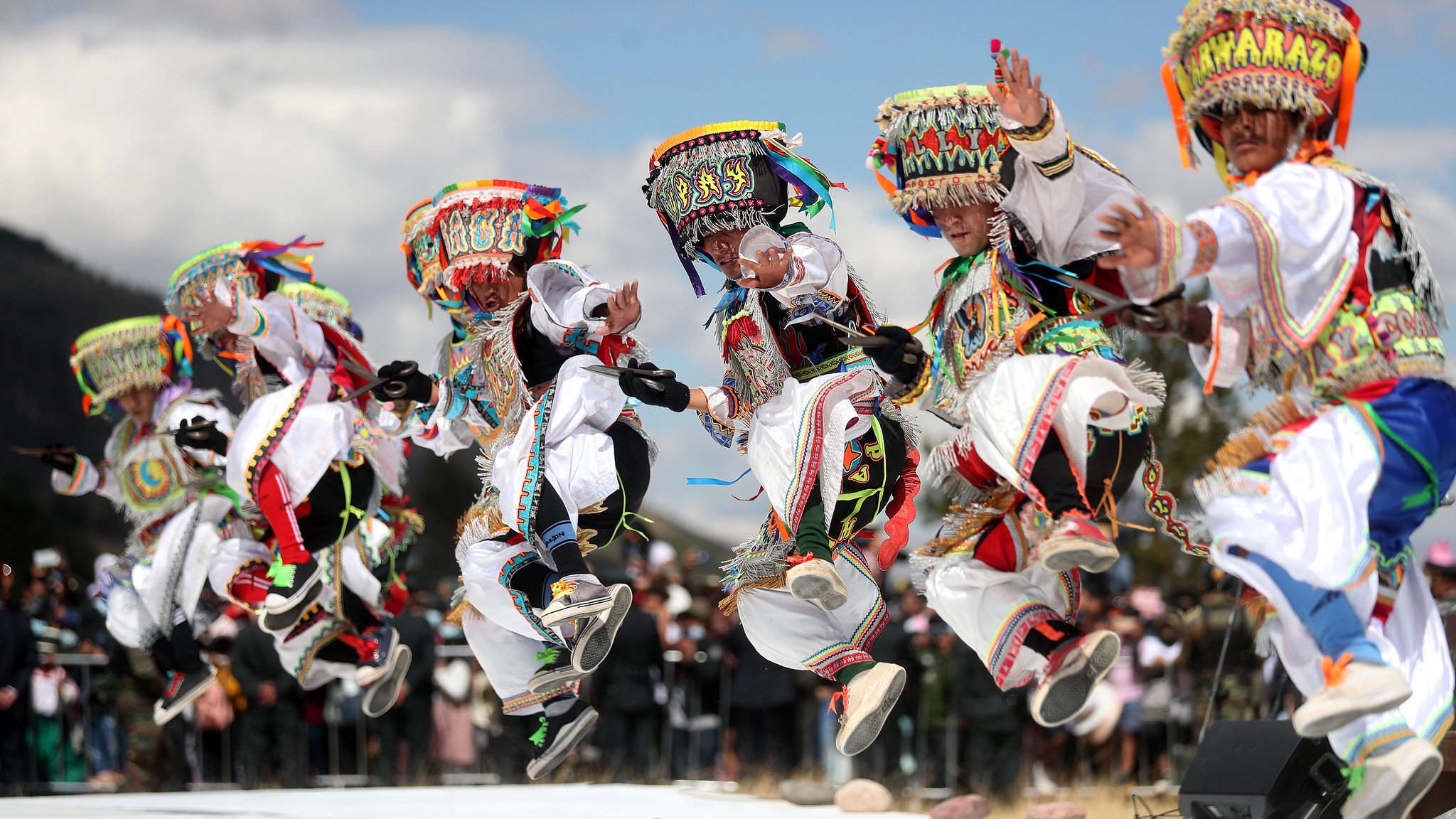 Puede ser una imagen de 4 personas y al aire libre