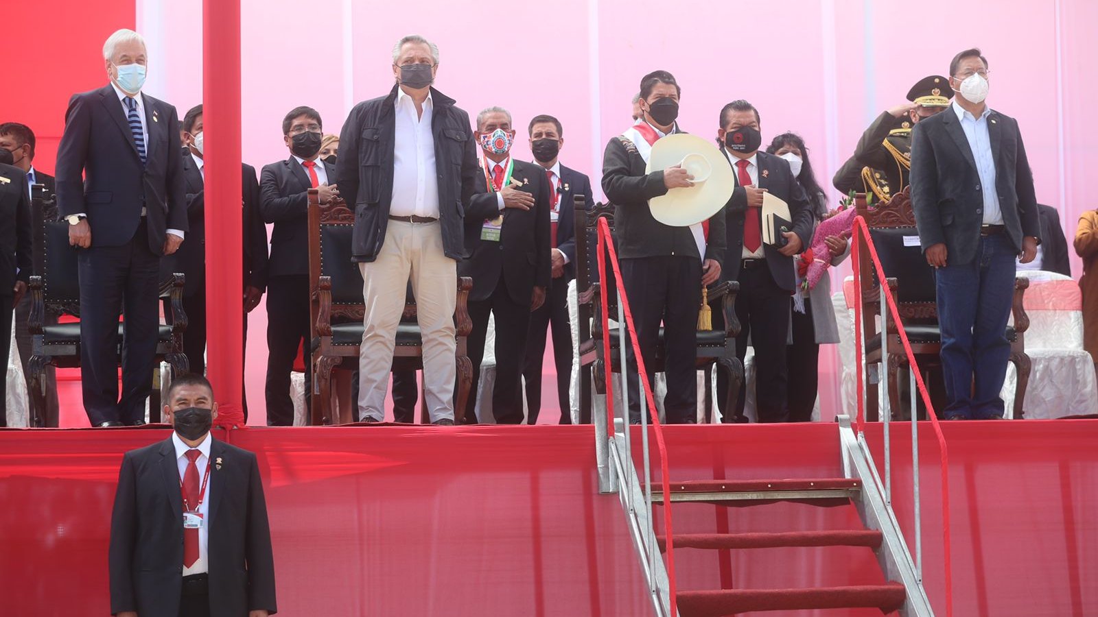 Puede ser una imagen de 9 personas, personas de pie e interior