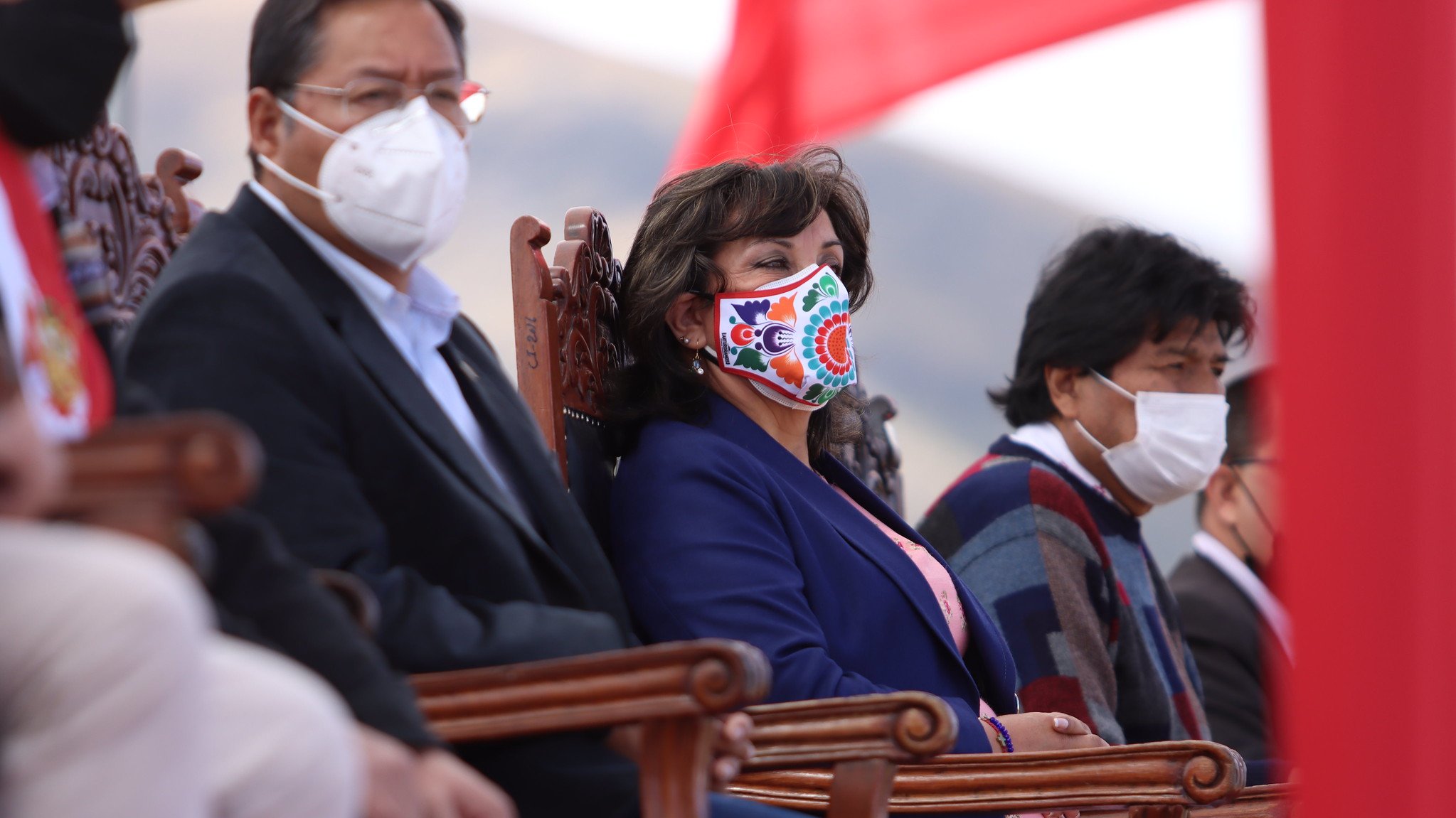 Puede ser una imagen de 2 personas, personas de pie y al aire libre