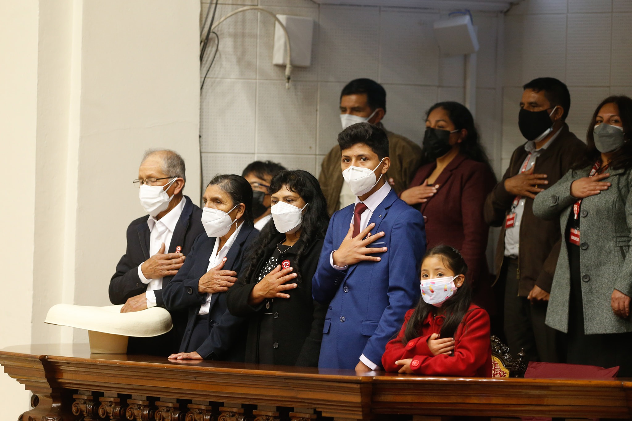 Puede ser una imagen de 8 personas, personas de pie e interior