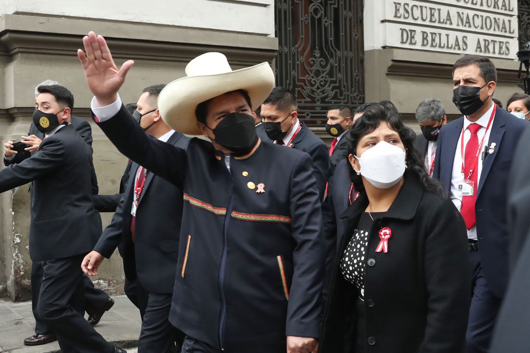 Presidente Pedro Castillo, junto a su esposa Lilia Paredes se dirige al Congreso de la República por la calle JunÃn.Foto: ANDINA/Carla Patiño RamÃrez