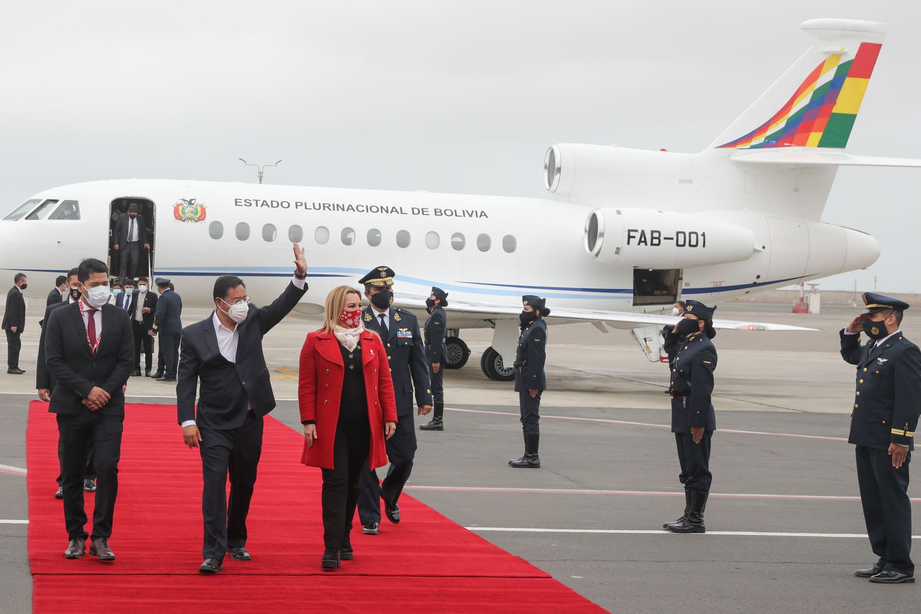 El presidente de Bolivia, Luis Arce, arriba al Grupo Aéreo Nº 8 para estar presente en la toma de posesión del presidente electo, Pedro Castillo. Delegación fue recibida por la presidenta ejecutiva de EsSalud, Fiorella Molinelli.
Foto: ANDINA/Andrés Valle