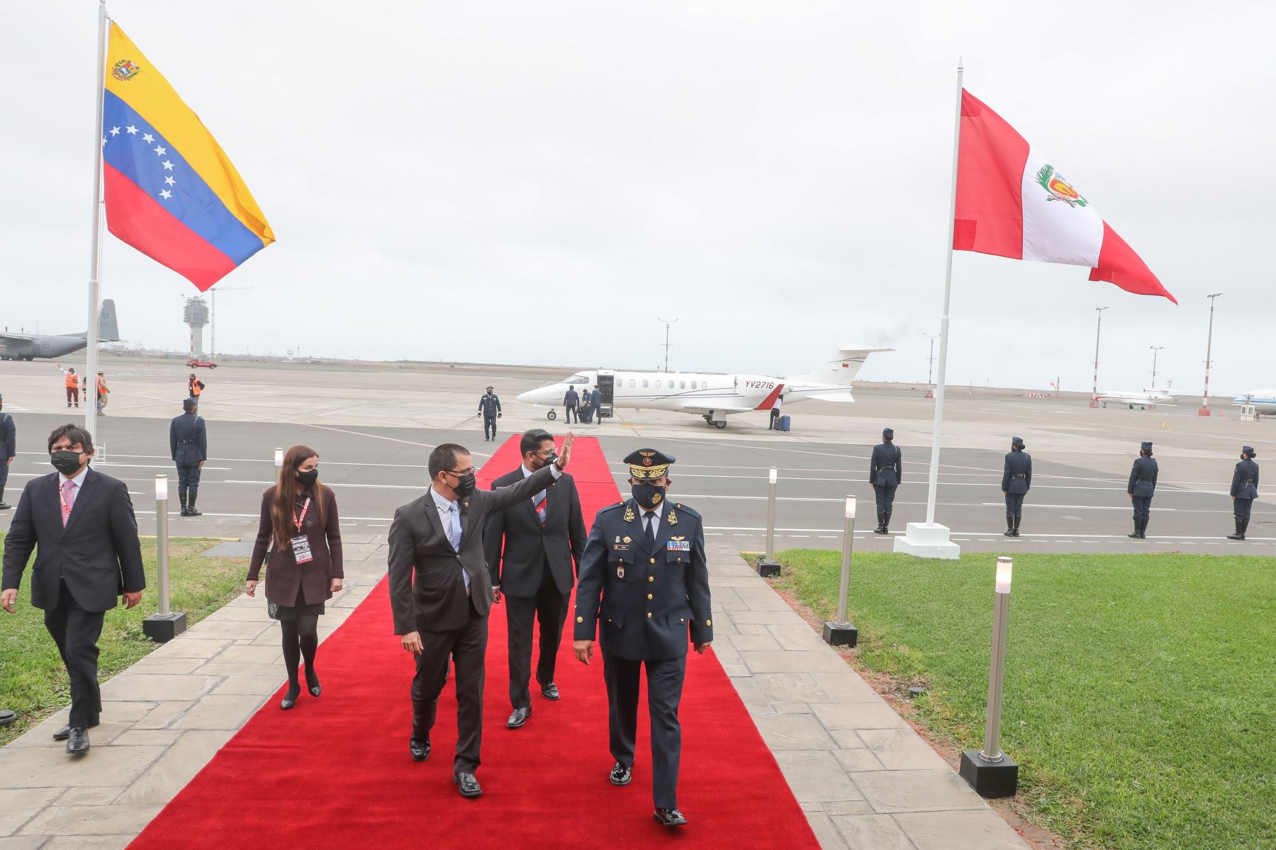 El canciller de Venezuela, Jorge Arreaza, arriba al Grupo Aéreo Nº 8 para estar presente en la toma de posesión del presidente electo, Pedro Castillo.
Foto: ANDINA/Andrés Valle