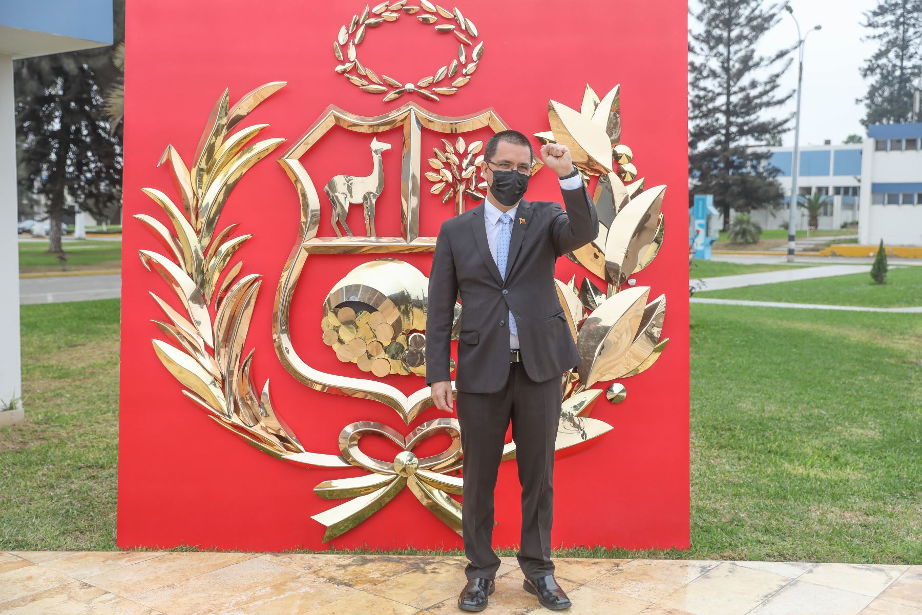 El canciller de Venezuela, Jorge Arreaza, arriba al Grupo Aéreo Nº 8 para estar presente en la toma de posesión del presidente electo, Pedro Castillo.
Foto: ANDINA/Andrés Valle