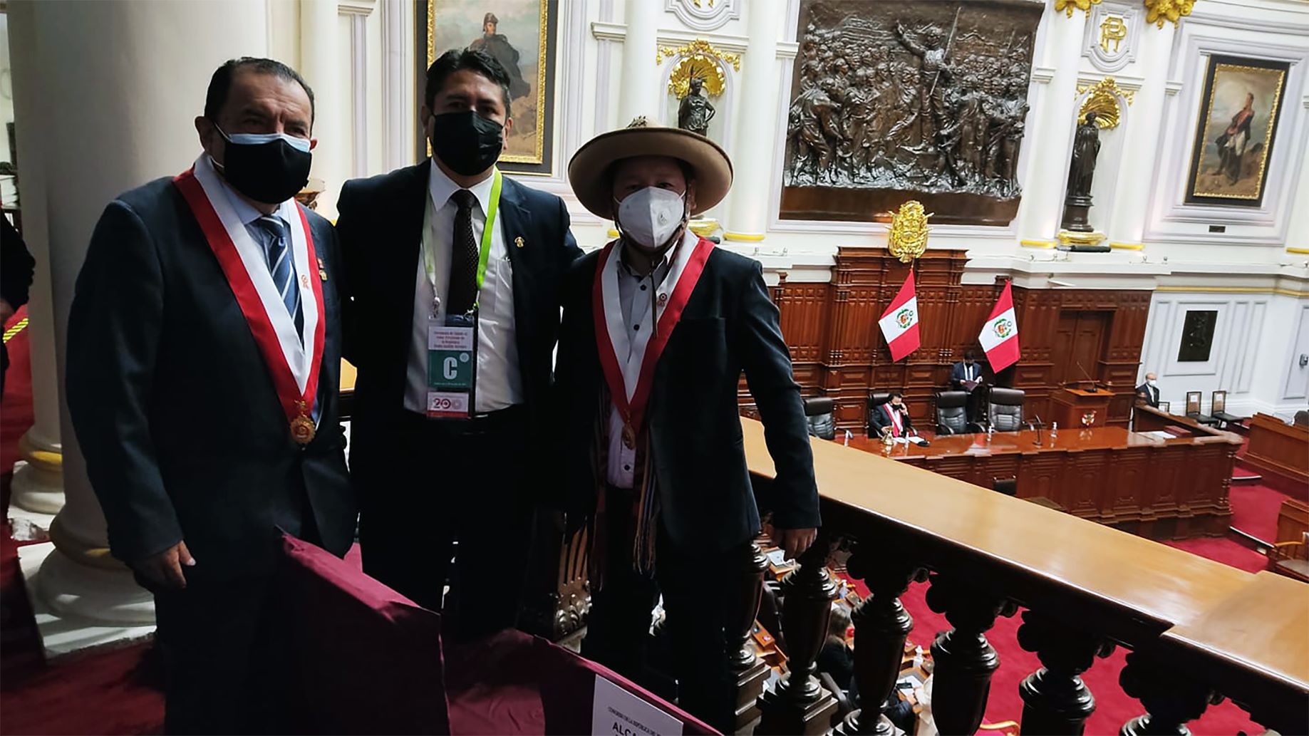 Puede ser una imagen de 2 personas, personas de pie e interior