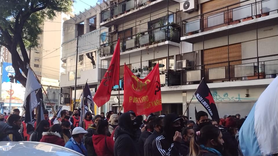 Puede ser una imagen de 1 persona, de pie, al aire libre y multitud
