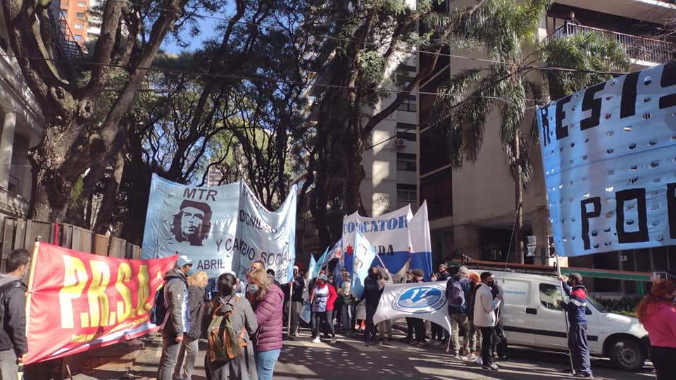 Puede ser una imagen de una o varias personas, personas de pie y carretera