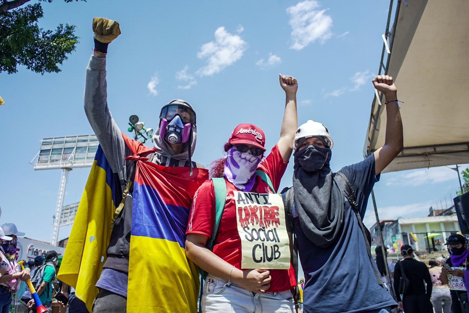 Puede ser una imagen de 2 personas, personas de pie y al aire libre