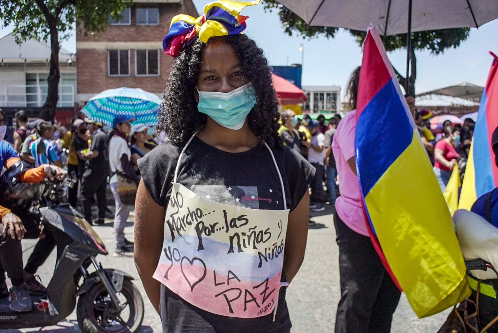 Puede ser una imagen de ni&Atilde;&plusmn;os, de pie y al aire libre