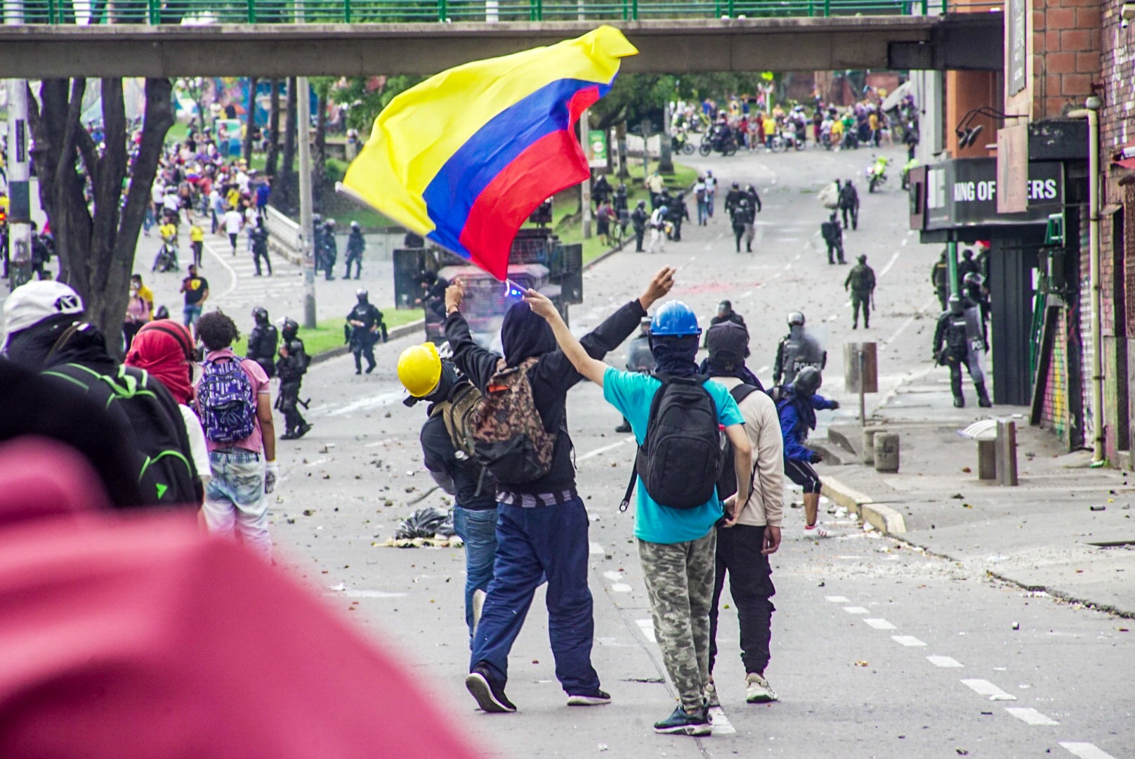 Puede ser una imagen de una o varias personas, personas caminando, personas de pie, multitud y al aire libre