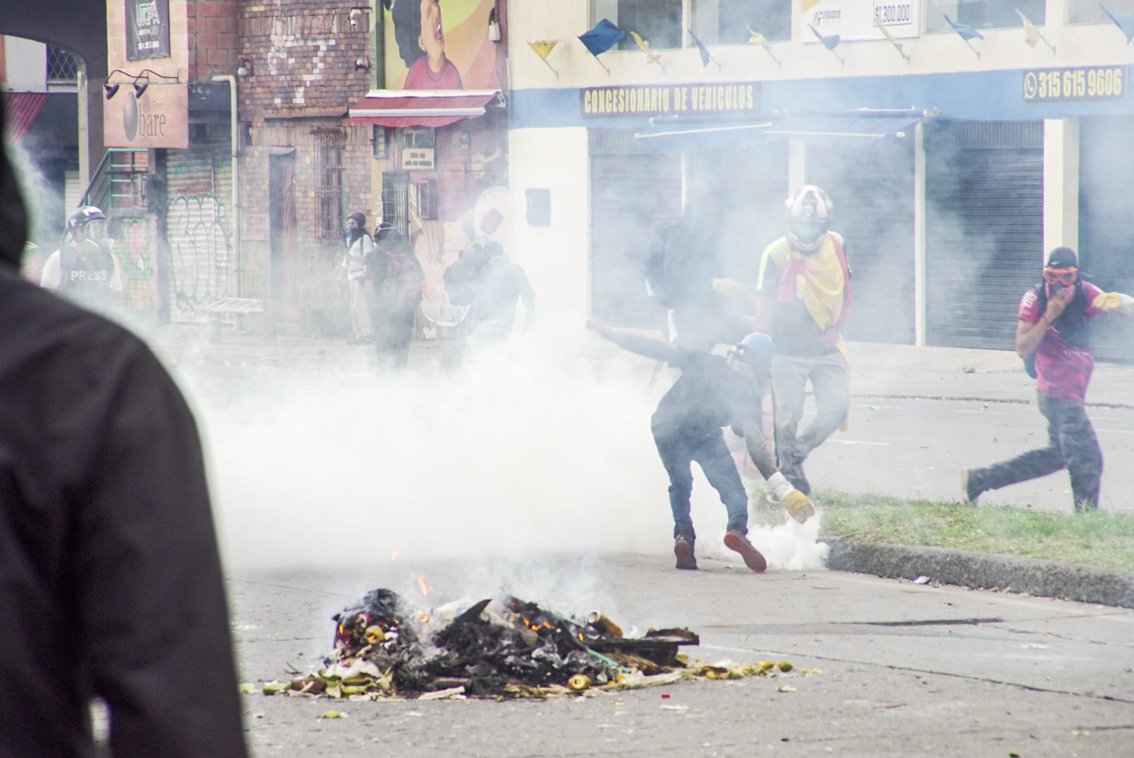 Puede ser una imagen de una o varias personas, personas de pie, fuego y al aire libre