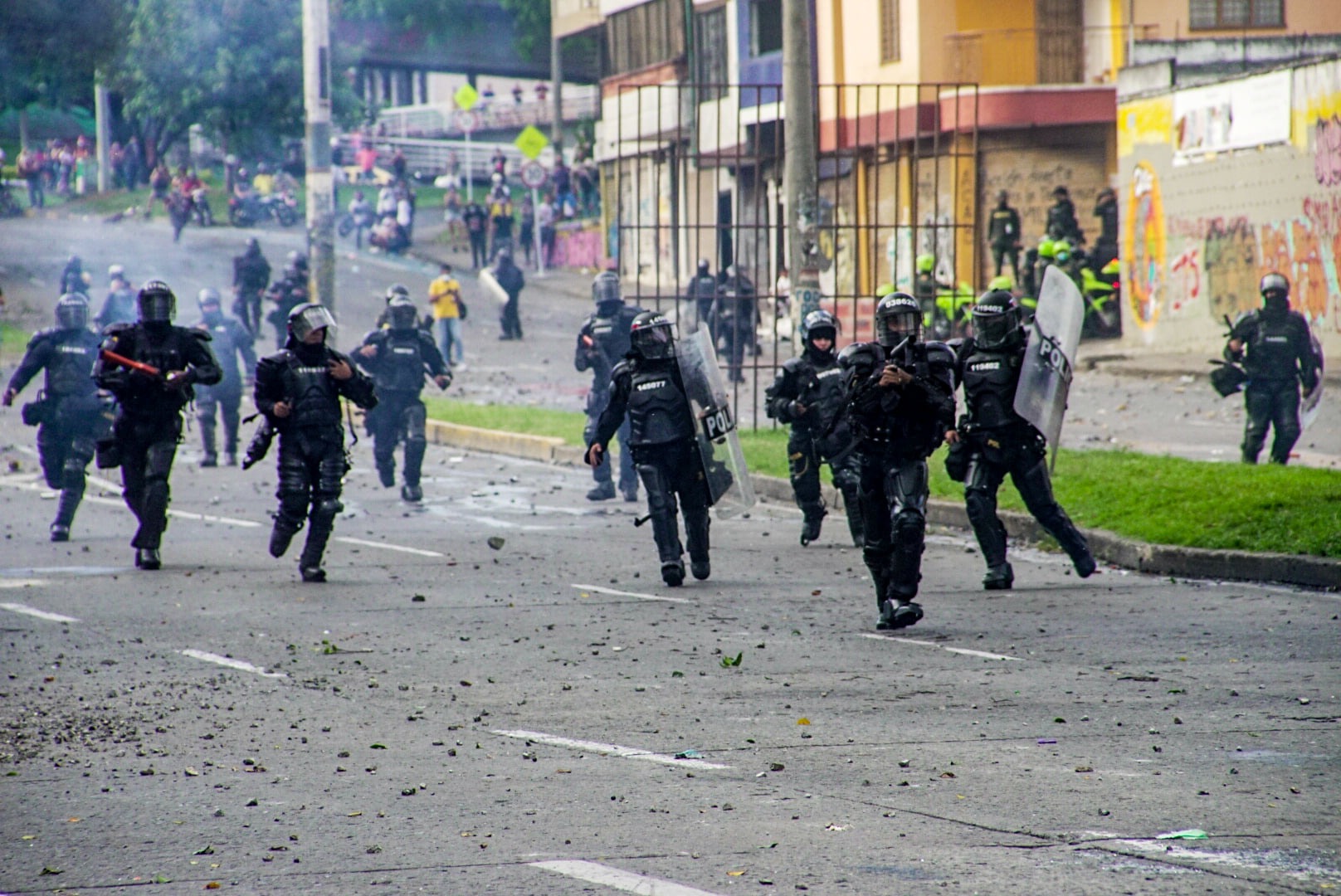 Puede ser una imagen de una o varias personas, personas caminando y al aire libre