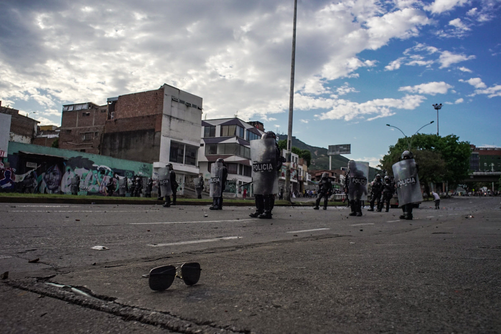Puede ser una imagen de una o varias personas, personas de pie y al aire libre