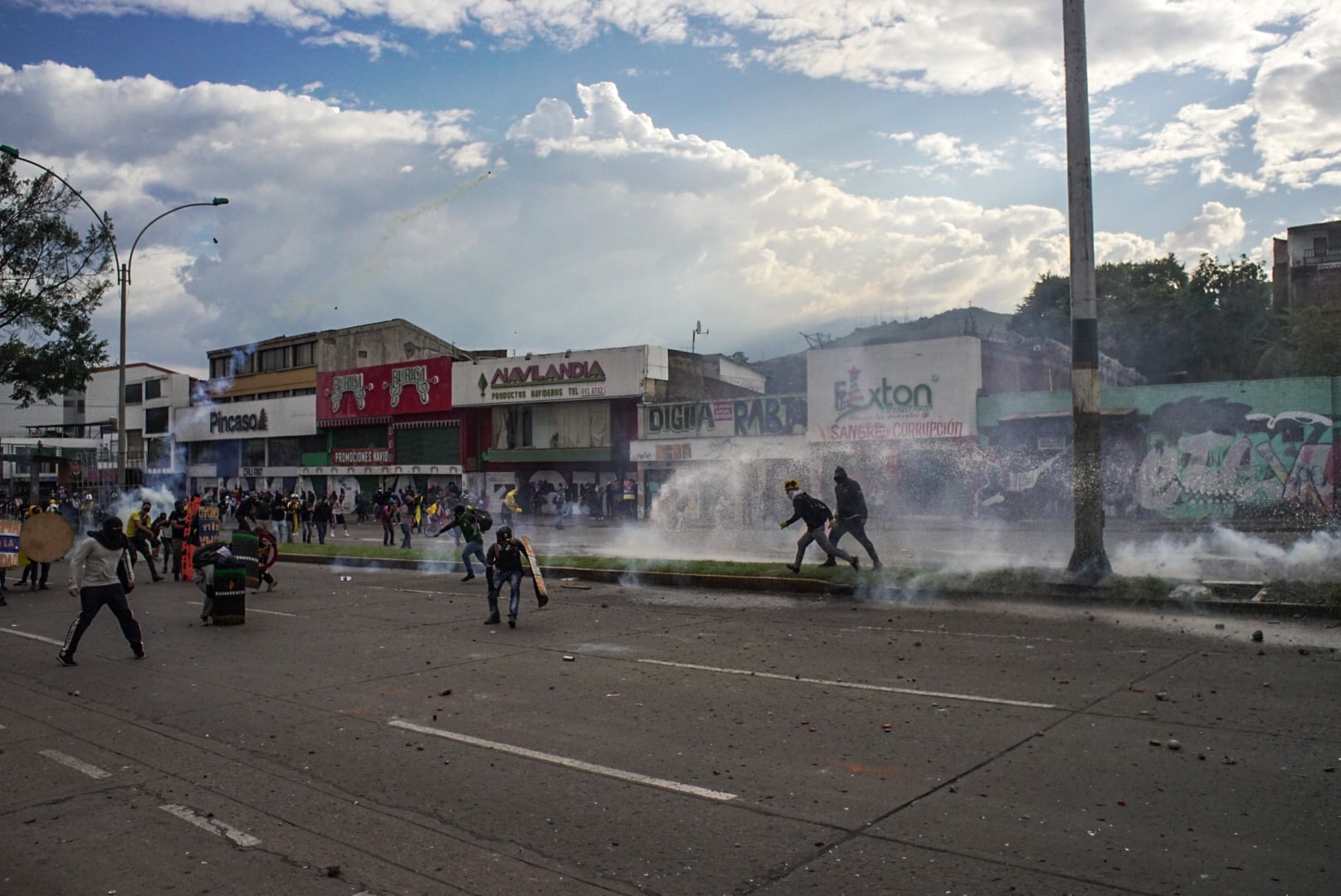 Puede ser una imagen de una o varias personas, personas caminando, personas de pie y al aire libre
