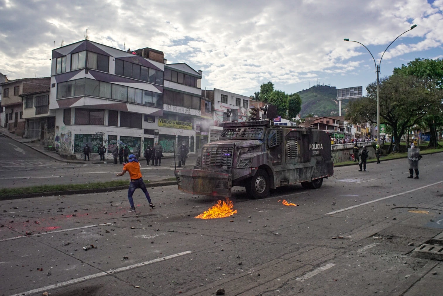 Puede ser una imagen de una o varias personas, personas de pie, fuego y al aire libre