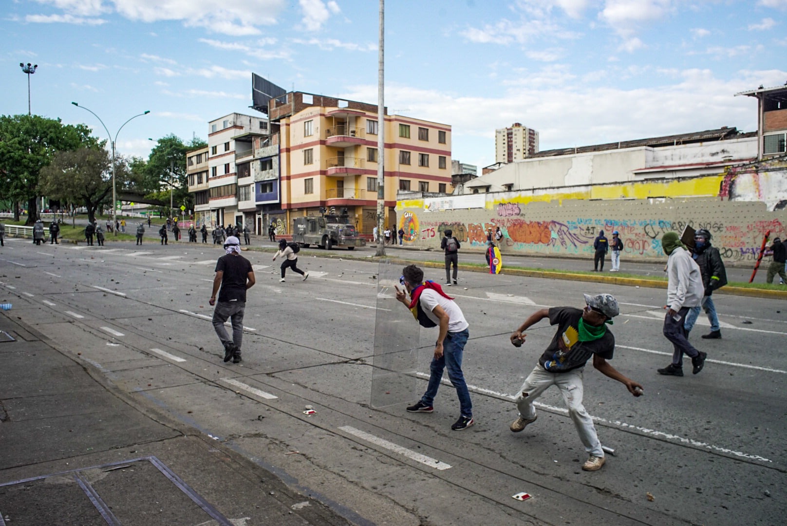 Puede ser una imagen de una o varias personas, personas caminando, personas de pie, personas practicando deporte, calle y carretera