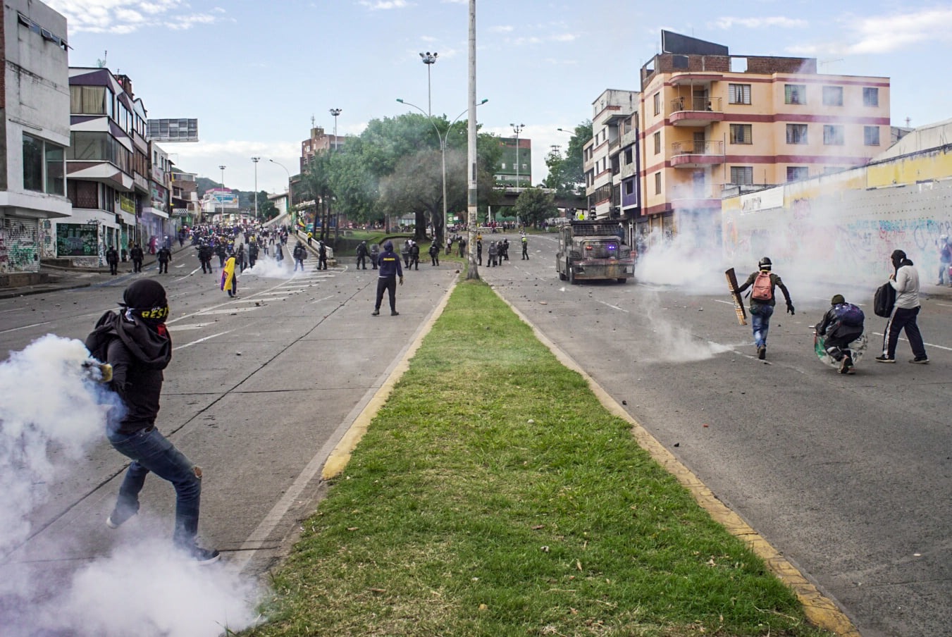 Puede ser una imagen de una o varias personas, personas de pie, personas caminando, fuego y al aire libre
