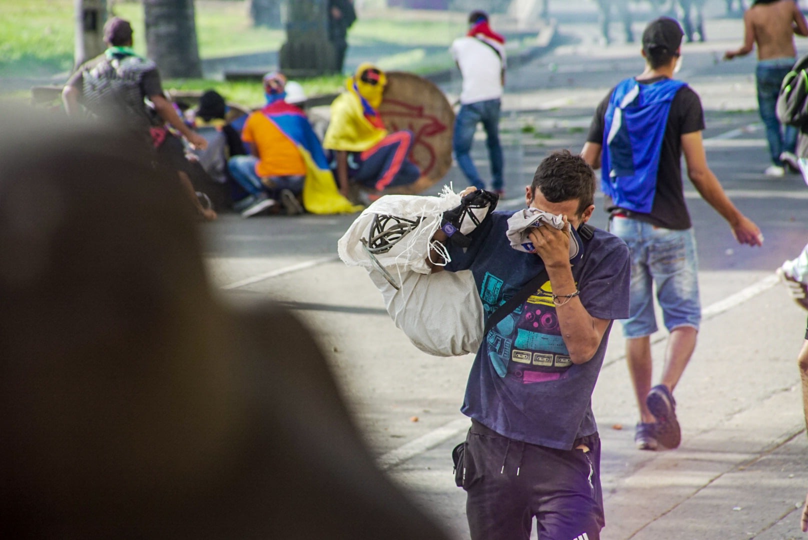 Puede ser una imagen de 1 persona, de pie, caminando y al aire libre