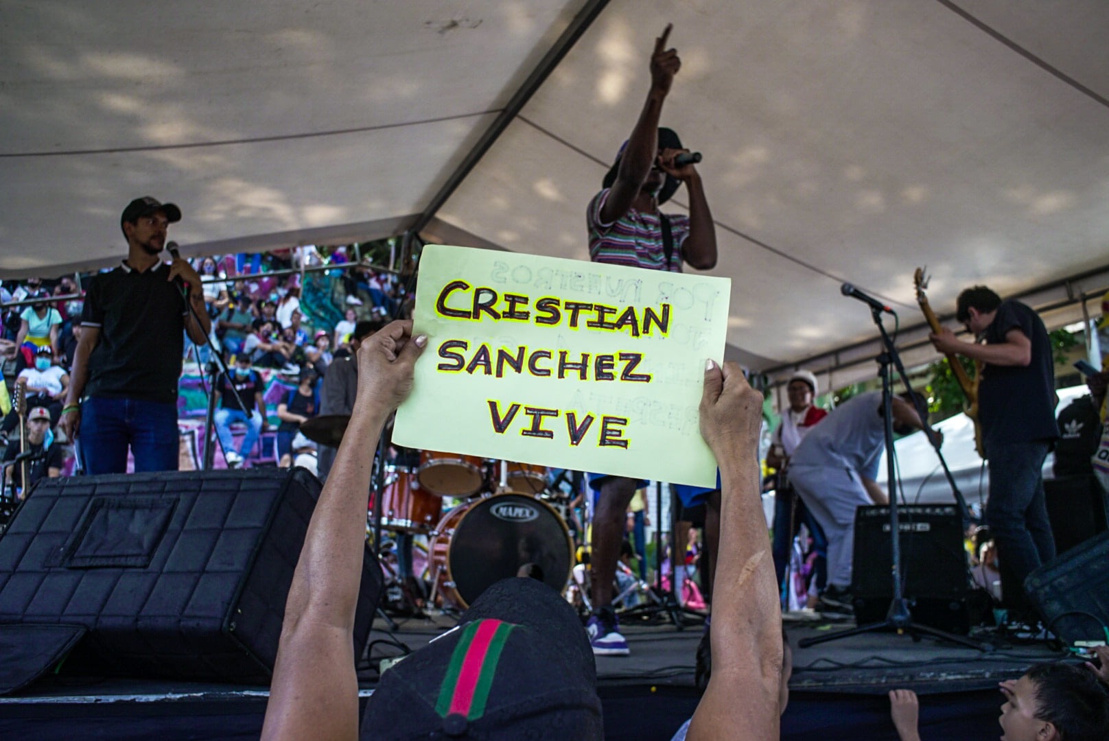 Puede ser una imagen de 1 persona, de pie y multitud