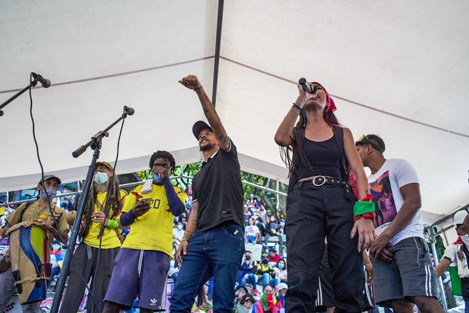 Puede ser una imagen de 3 personas, personas de pie y al aire libre