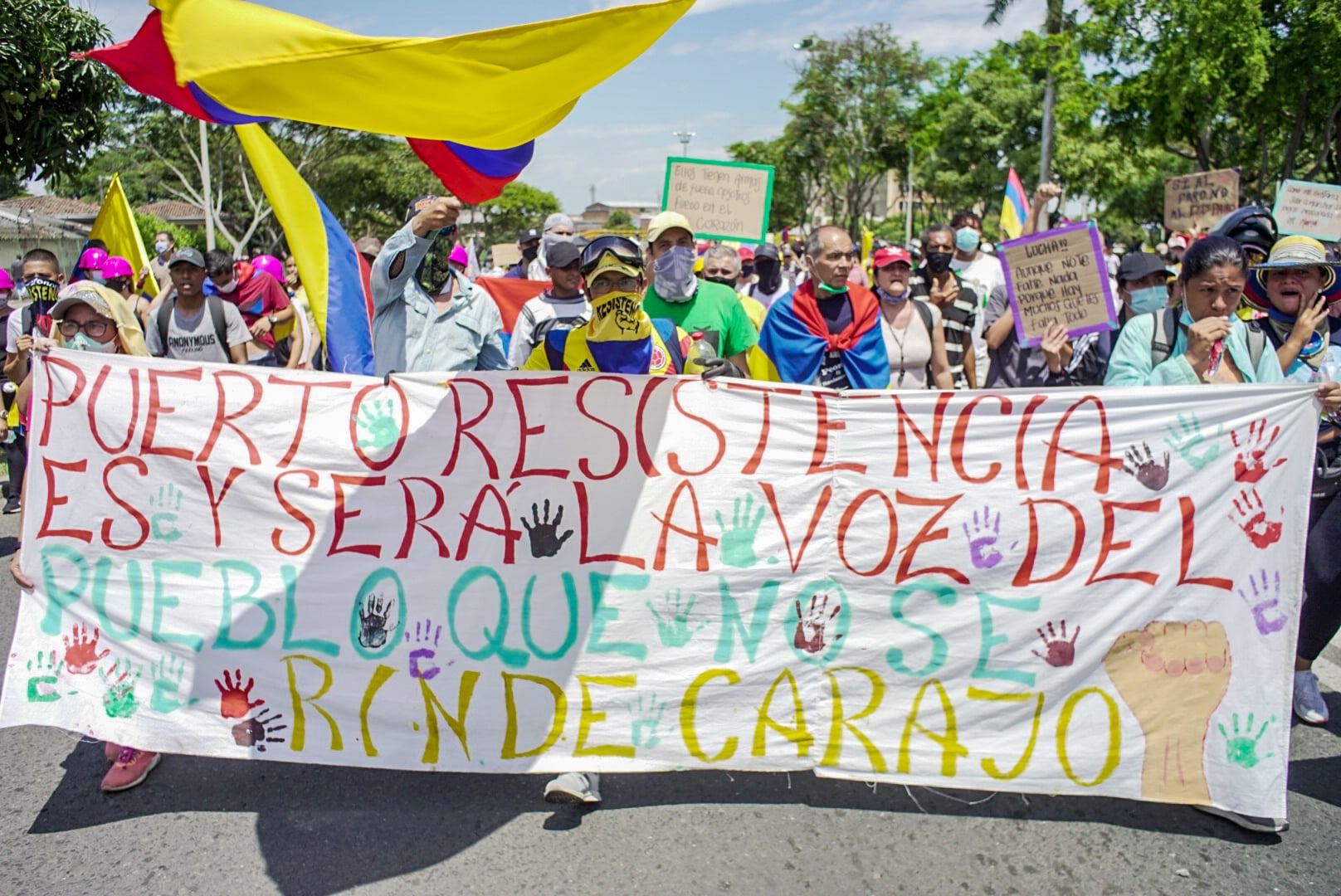 Puede ser una imagen de 2 personas, personas de pie y al aire libre