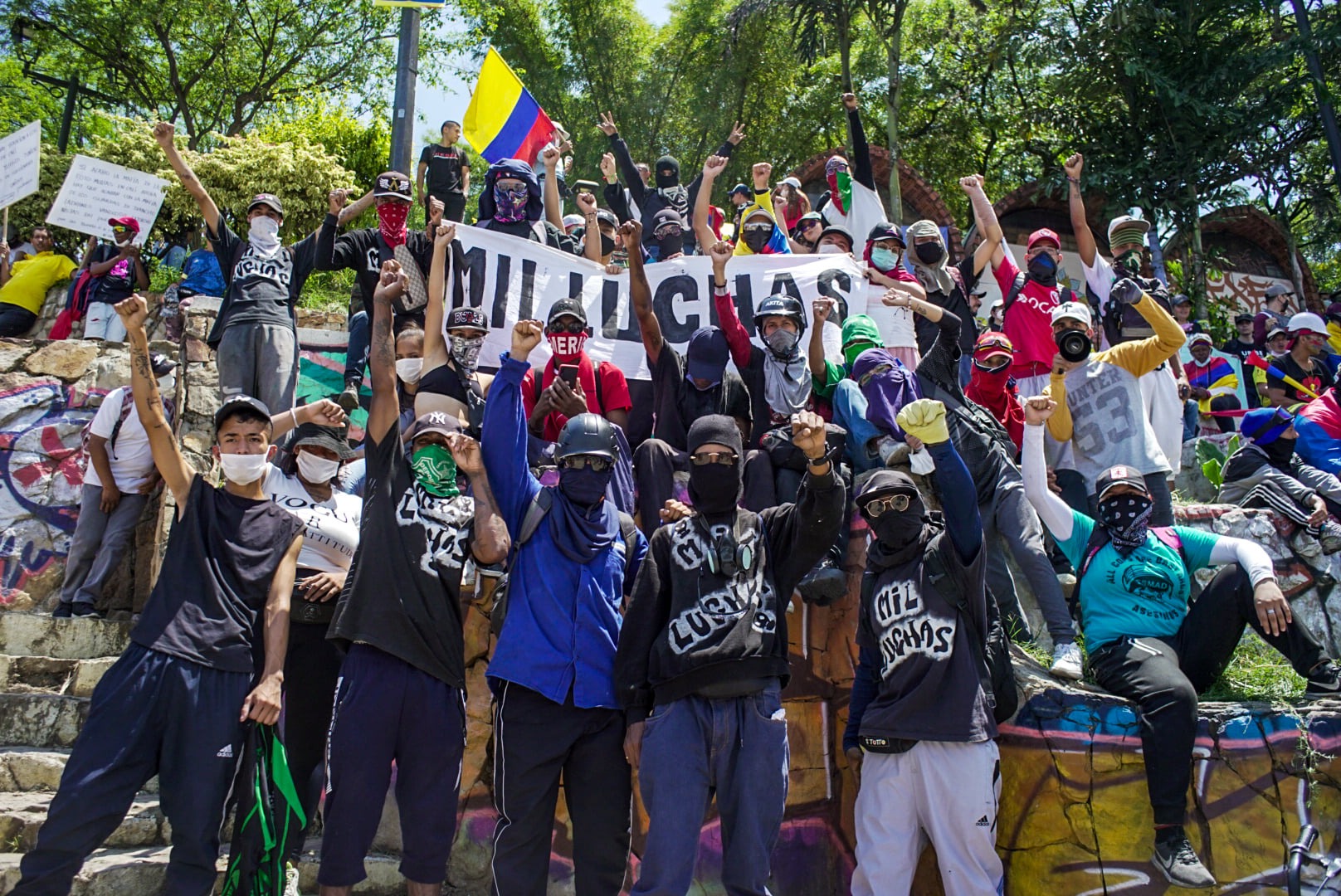 Puede ser una imagen de 3 personas, personas de pie y al aire libre