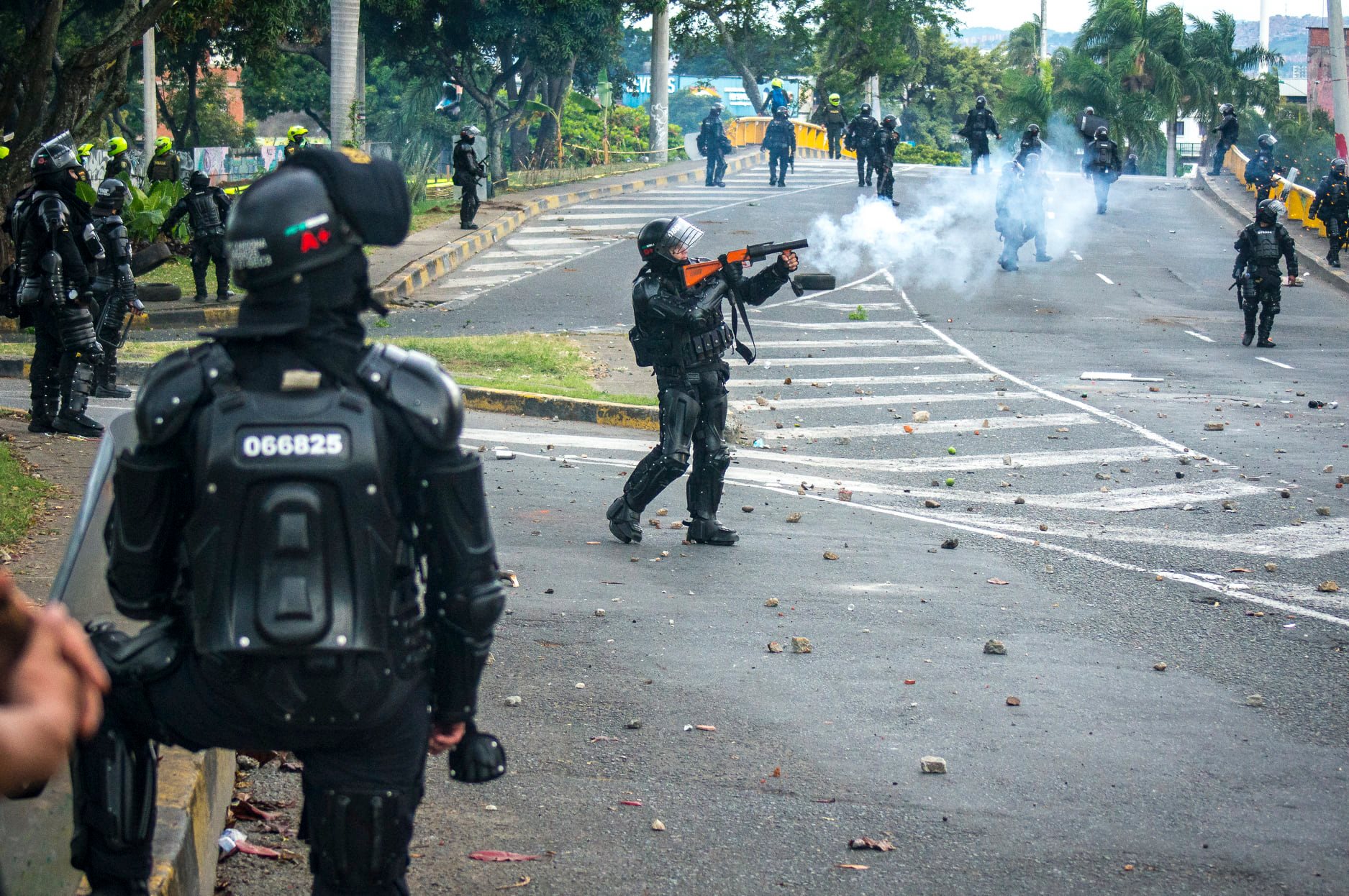 Puede ser una imagen de una o varias personas, personas de pie y al aire libre