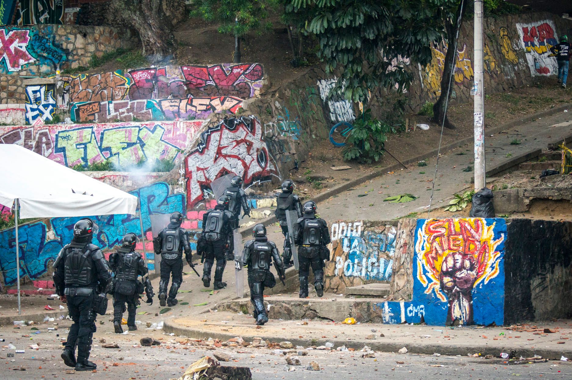 Puede ser una imagen de una o varias personas, al aire libre y texto que dice "CMR"