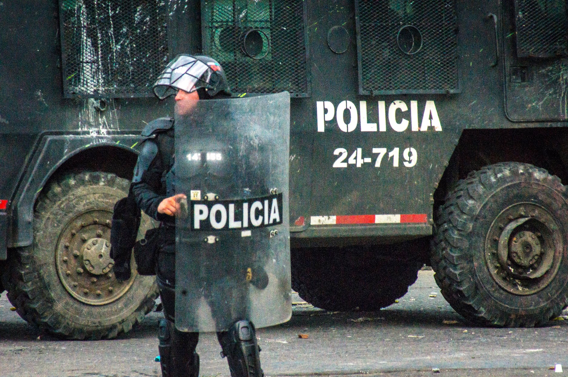Puede ser una imagen de una o varias personas, al aire libre y texto que dice "POLICIA 24-719 POLICIA"