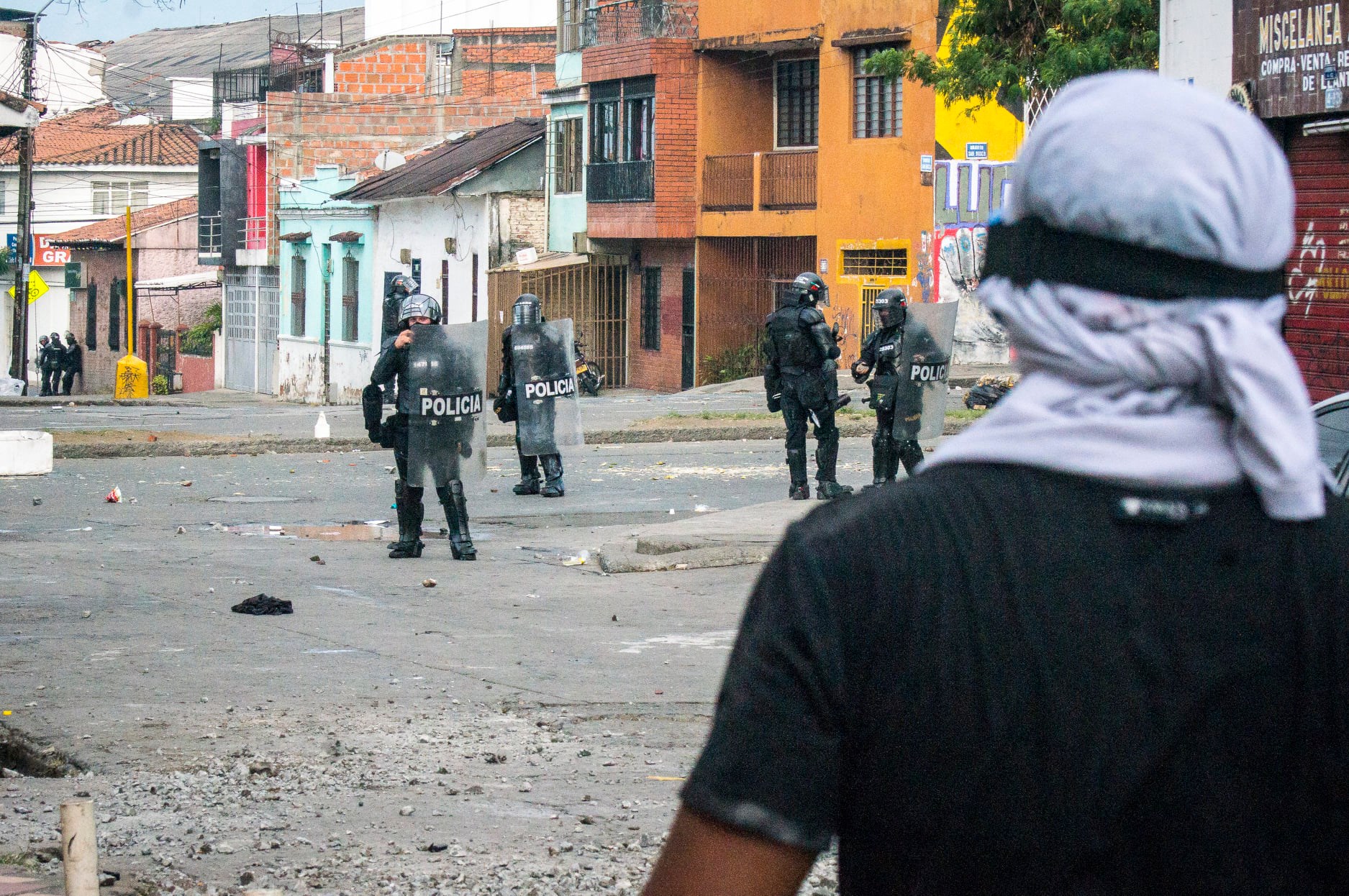 Puede ser una imagen de una o varias personas, personas de pie, calle y texto que dice "COMPRA VENTA- 4Y POLICIA POLICIA"