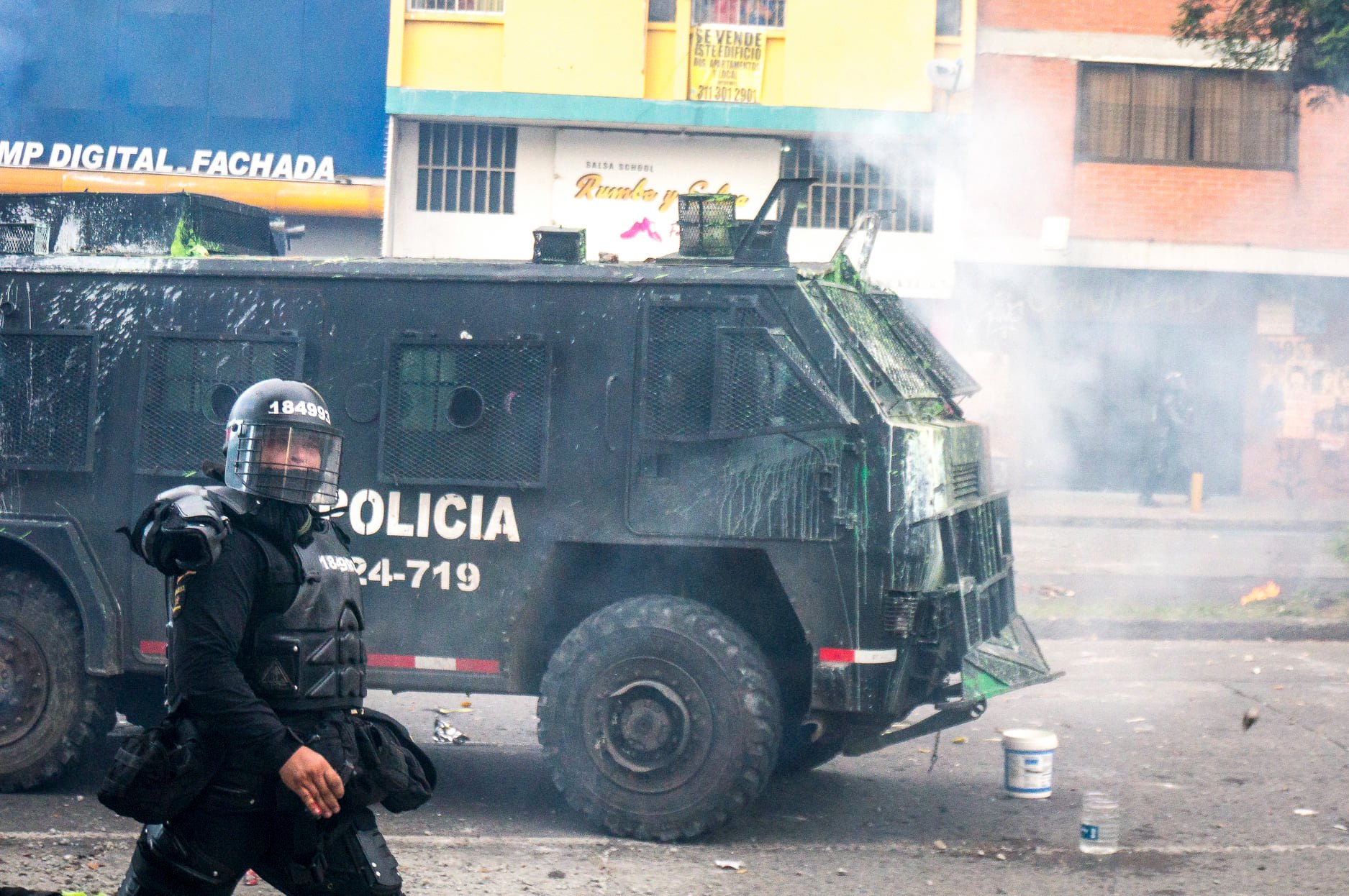 Puede ser una imagen de una o varias personas, personas de pie y al aire libre