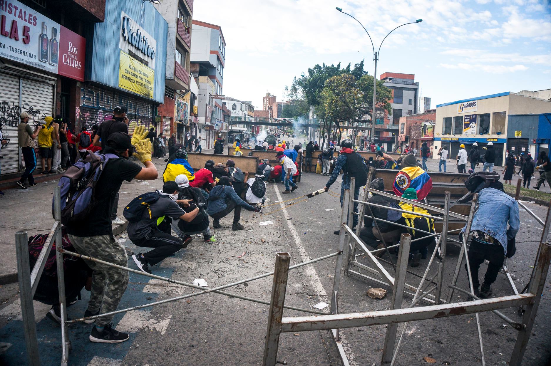 Puede ser una imagen de una o varias personas, personas caminando, personas de pie y al aire libre