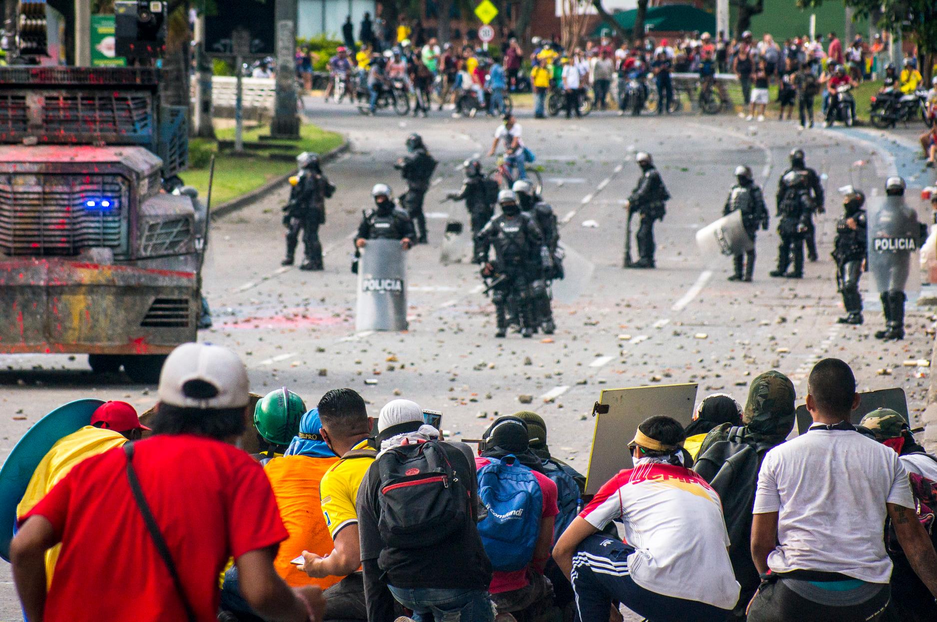 Puede ser una imagen de una o varias personas, personas de pie, personas caminando, multitud, al aire libre y texto que dice "POLICIA POL POLICIA"