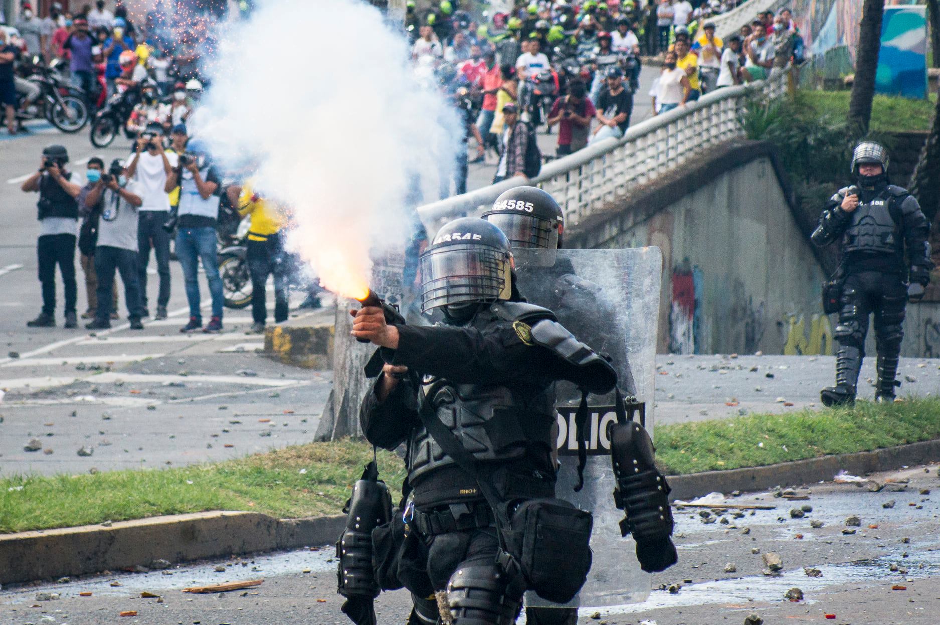 Puede ser una imagen de una o varias personas, personas de pie y al aire libre