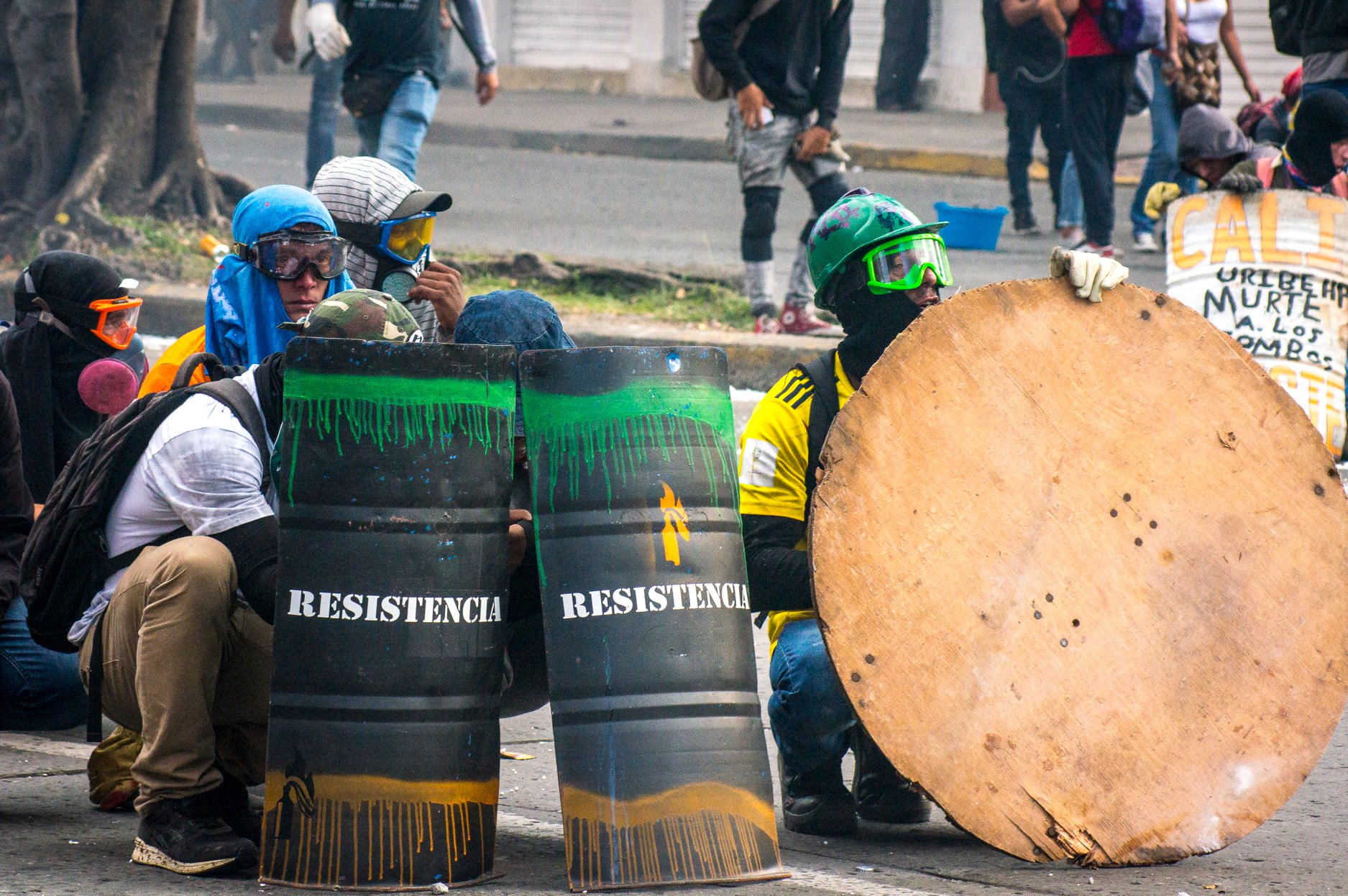 Puede ser una imagen de una o varias personas, personas de pie y al aire libre
