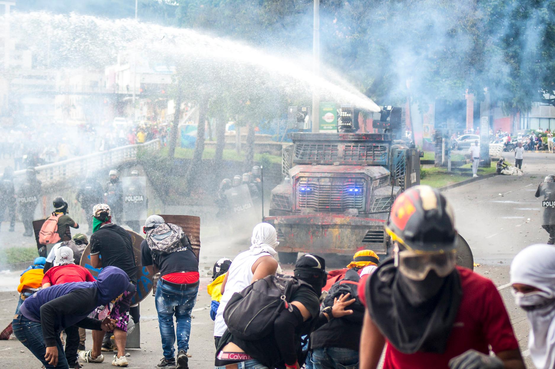 Puede ser una imagen de una o varias personas, personas de pie, personas caminando, al aire libre y texto que dice "POLICIA"